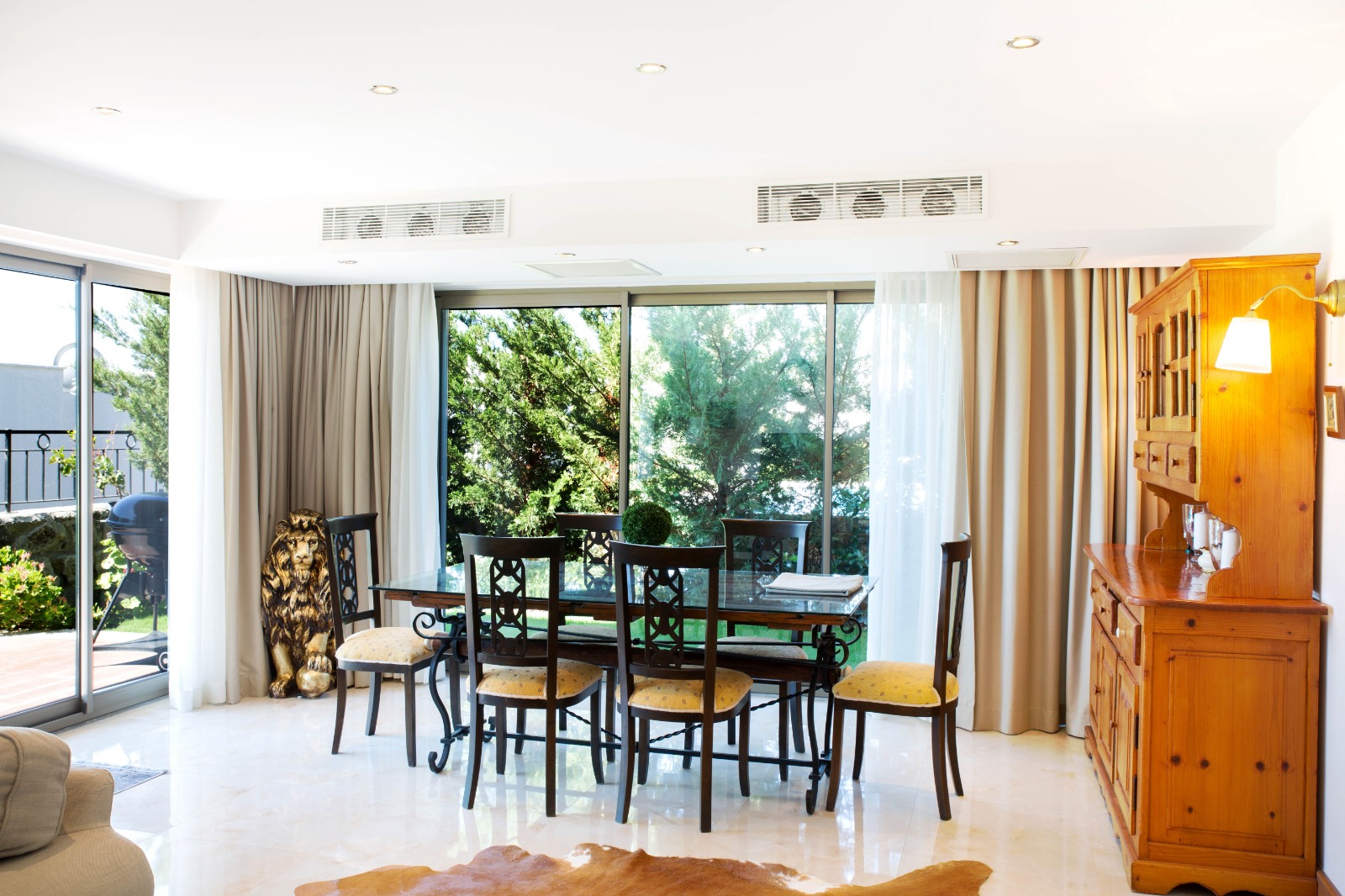 Dining room with garden view